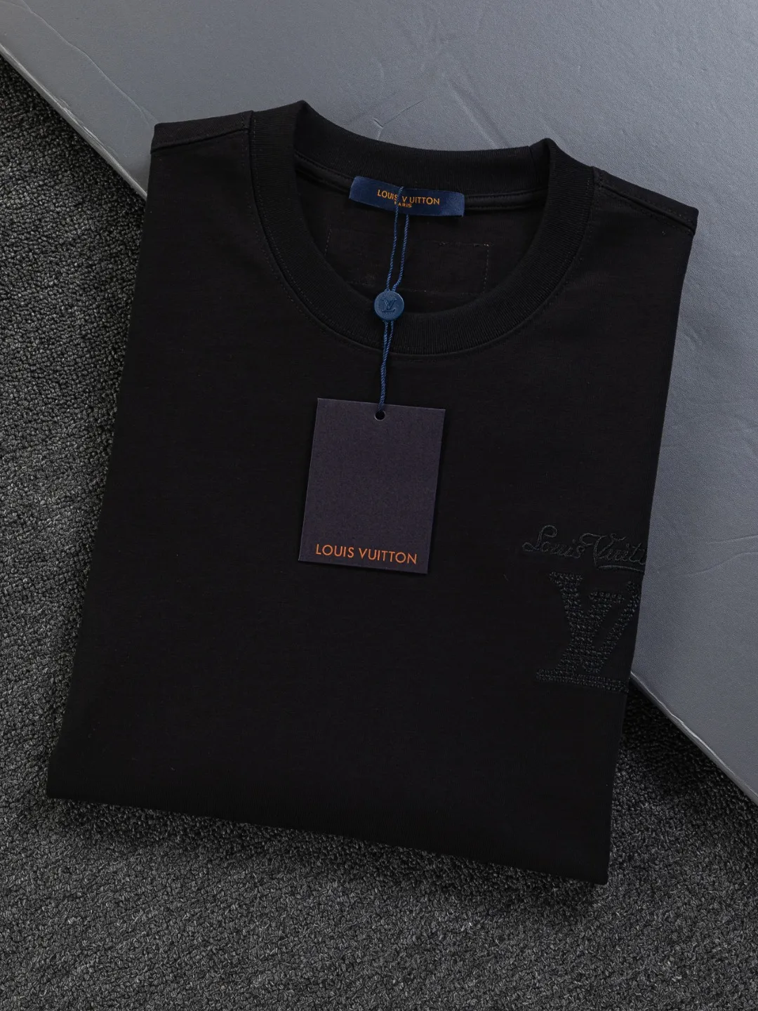 🅿️200 Louis Vuitton 1V LV lv slightly wide version S-XL LV 26ss new products are available at the counter simultaneously. Multiple craftsmanship. Classic simple letters on the chest🪡 embroidery. Simple letters on the back are hollowed out🪡 embroidery. Round neck short-sleeved T-shirt, same style for men and women! Consigned to one-to-one creation. Synchronized with the official website, pure cotton fabrics at the counter! It is close to the skin and comfortable, durable and easy to wear. It has a classic and simple logo design and meticulous original craftsmanship. Short-sleeves, a must-have item for men, do not appear to be the same for the general public, but must be unique and eye-catching. This LV short-sleeve is all about quality, comfort, the same shape and fashion as always, including fabrics and cutting techniques. All of them have been made with great effort! 320 grams of washed pure cotton fabric, pure cotton is breathable, very refreshing and comfortable for daily wear. The rib knitting on the neckline is smooth and tight, and the neckline will not be skewed if you toss it at will. The loose version, you will find that it looks really good on the upper body. The overall is minimalist and neat, super versatile for daily use! Pair it casually with a pair of pants for a youthful look. A T-shirt will make your outfit crazy. It is a fashionable item that can never go wrong! Color: Black White Size: S-XL Size chart: S: Shoulder width 50-Bust 56-Length 70 M: Shoulder width 52-Bust 57-Length 72 L: Shoulder width 54-Bust 59-Length 74 XL: Shoulder width 56-Bust 62-Length 76